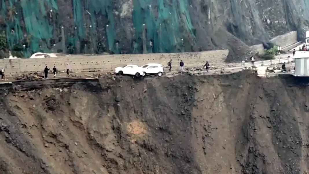 NH‑10 landslide at Birik Dara stalls traffic Sikkim-West Bengal connectivity disrupted